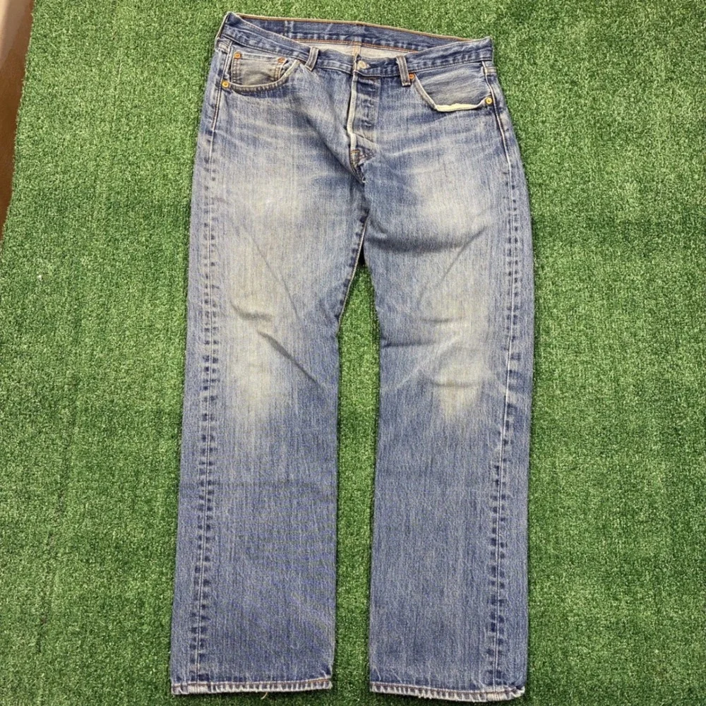 Y2K 2000's Levi's 501 Medium Wash Jeans